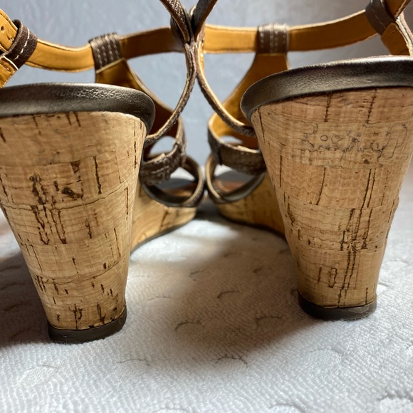 Clarks Bendables Bronze Leather Fiddle Bridge Beaded Cork Wedge Sandals - Picture 12 of 16